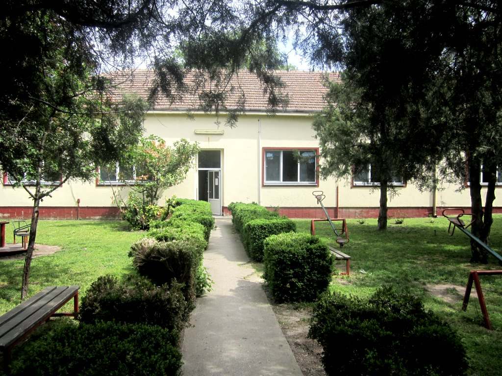 Grundschule und Turnhalle „Svetozar Miletić“, Lok