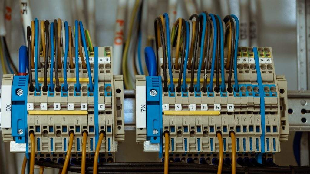 Elektroinstalater povezuje opremu u razvodnom ormanu